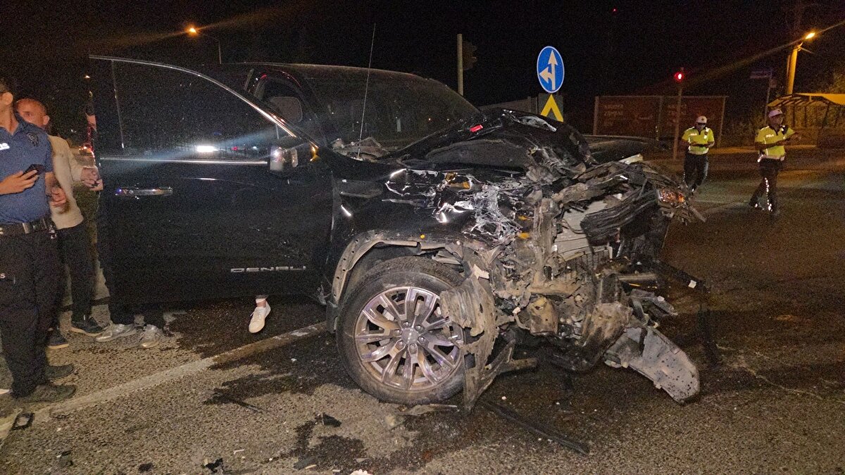 Çevredekilerin ihbarı üzerine kaza yerine çok sayıda polis, itfaiye ve sağlık ekibi sevk edildi. 