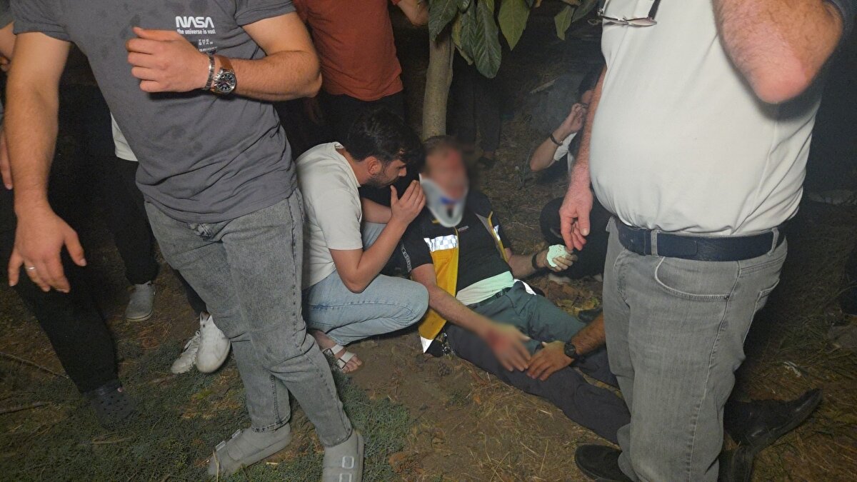 Bahçedeki bir ağaca çarparak askıda kalan ambulansta bulunan sürücü Abdullah P. (60), hasta Hatice Boğdağ (78), refakatçisi Havva Ulu (51), sağlık görevlisi Polat Kapitan (32) ve kamyonet sürücüsü Sefa Ö. (27) yaralandı.