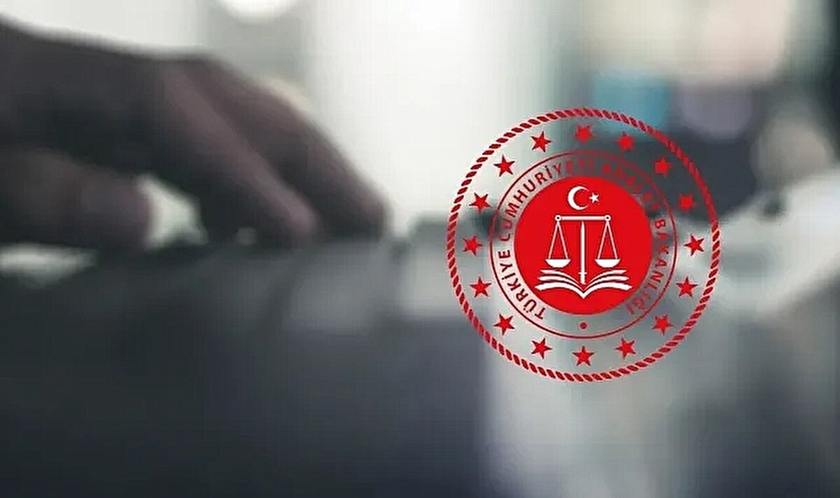 Kadrolar ve Kontenjanlar<br><br>Bakanlık, sözleşmeli personel olarak farklı pozisyonlarda toplamda 5 bin kişilik istihdam sağlayacak. Buna göre:<br><br>3 bin 172 infaz ve koruma memuru,<br><br>91 hemşire,<br><br>52 teknisyen,<br><br>100 şoför,<br><br>29 aşçı,<br><br>2 kaloriferci,<br><br>30 hasta bakıcı,<br><br>24 hizmetli destek personeli olarak CTE tarafından alınacak.<br><br>Personel Genel Müdürlüğü ise 1500 sözleşmeli zabıt katibi alımı yapacak.