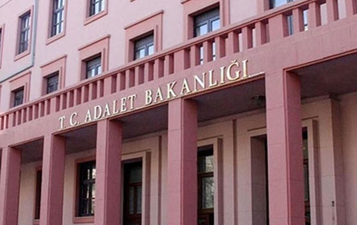 Adalet Bakanlığı 5 bin personel başvurusu nasıl yapılır?<br><br>Adalet Bakanlığı, Ceza ve Tevkifevleri Genel Müdürlüğü ile Personel Genel Müdürlüğü bünyesinde toplam 5 bin yeni personel alımı yapıyor. Başvurular, 1 Ağustos – 15 Ağustos 2025 tarihleri arasında kabul edilecek olup, son başvuru günü saat 23.59’da sona erecek.<br><br>Başvurular Nereden ve Nasıl Yapılacak?<br><br>Ceza ve Tevkifevleri (CTE) Genel Müdürlüğü personel alımları, e-Devlet üzerinden “Adalet Bakanlığı İş Başvurusu” ekranı aracılığıyla gerçekleştirilecek. Öte yandan Personel Genel Müdürlüğü alımları ise Kariyer Kapısı platformunun “isealimkariyerkapisi.cbiko.gov.tr” adresinden yapılacak.