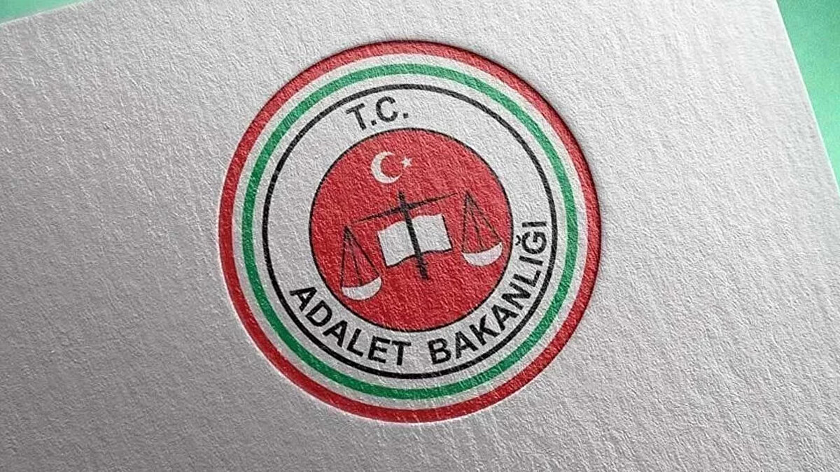 Başvuru Şartları Neler?<br><br>2024 KPSS puan türlerine göre lisans mezunları KPSSP3, ön lisans mezunları KPSSP93, ortaöğretim mezunları KPSSP94 puan türünde en az 70 ve üzeri puan almış olmak,<br><br>Başvuruların son günü olan 15 Ağustos 2025 itibarıyla 18 yaşını tamamlamış olmak,<br><br>Adaylar yalnızca ilan edilen pozisyonlardan birine ve bir adalet komisyonuna başvuru yapabilecek. Birden fazla başvuru yapanların tüm başvuruları geçersiz sayılacak,<br><br>Başvurunun tamamlandığı “başvurularım” ekranından mutlaka kontrol edilmeli; tamamlanmamış başvurular dikkate alınmayacak,<br><br>Sözlü veya uygulamalı sınavlara katılma hakkı kazanan adaylar sınav merkezlerinin resmi internet siteleri üzerinden duyurulacak.