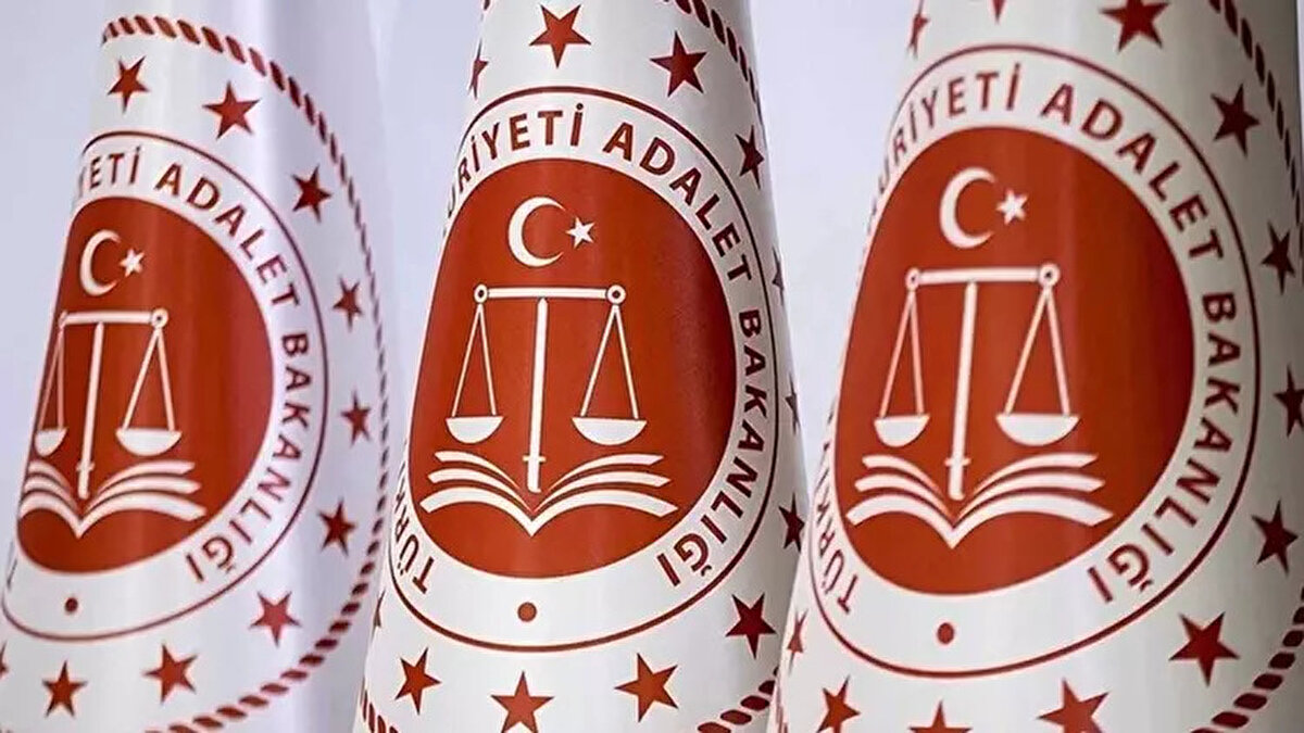 Adalet Bakanlığı, 2025 yılı kapsamında Ceza ve Tevkifevleri Genel Müdürlüğü’ne bağlı birimlerde istihdam edilmek üzere toplam 5 bin personel alımı gerçekleştireceğini duyurdu. Alım yapılacak kadrolar arasında zabıt katibi, infaz koruma memuru, hemşire, teknisyen ve destek personeli gibi çeşitli branşlar yer alıyor. 1 Ağustos’ta başlayan başvuru süreciyle birlikte, adayların taşıması gereken şartlar ve kadro dağılımı da netlik kazandı. İşte Adalet Bakanlığı personel alım sürecine dair merak edilen tüm detaylar...