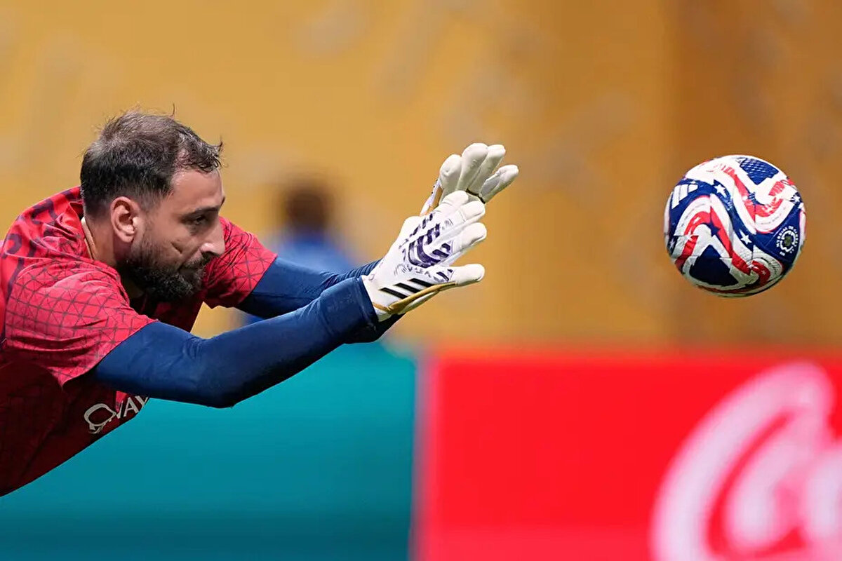 AP<br>RMC Sport'ta yer alan habere göre PSG yetkilileri, Donnarruma'ya Chevalier'in takıma katılacağına yönelik bilgi verdi.