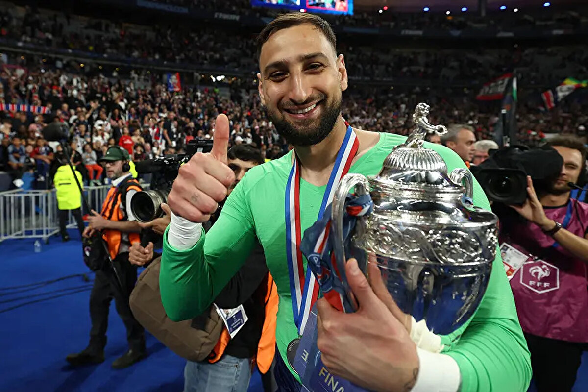Ancak Donnarumma'nın kalması halinde kalede kimin oynayacağıyla ilgili bir belirsizliğin yaşanabileceği ifade edildi. 