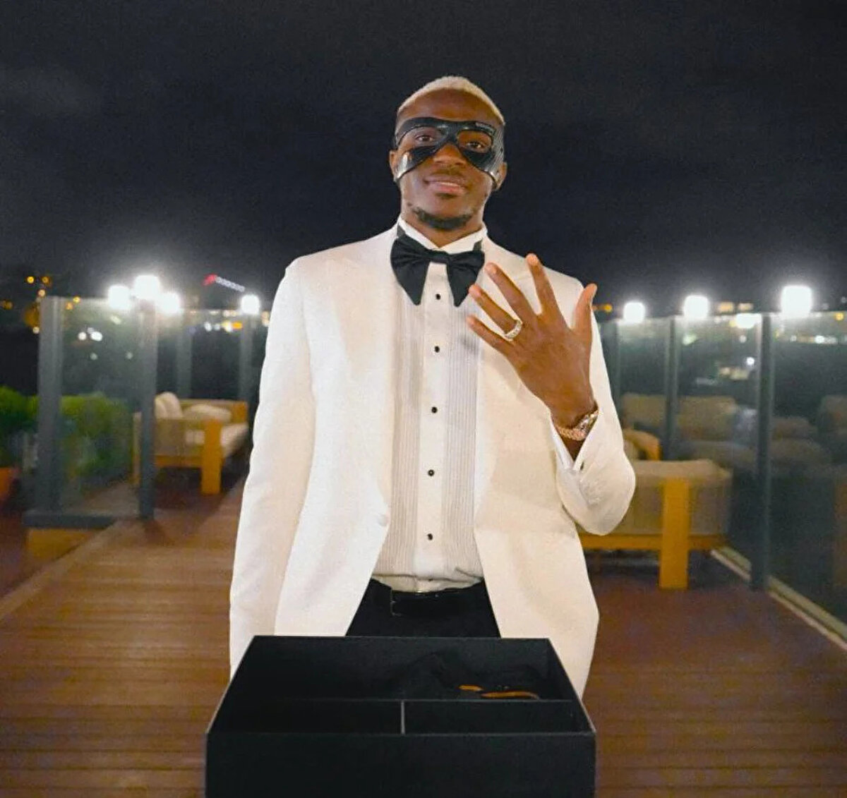 Osimhen'in çekilen videoda, "Bazen koca bir şehir seni çağırır. Nerede olduğunu bile bilmezsin ama hissedersin... Çağrısına kayıtsız kalamazsın çünkü aslında hep ona aitsin... Ve bir maske sadece korumaz... Bazen bir karakteri anlatır. Bazen bir efsanenin doğuşunu, bazen bir şehrin ruhunu... Şimdi o maske, boğazın ışıltılı sularında, ait olduğu yerde bir başka parıldıyor sarı ve kırmızı… Tarihler yazan, inançla büyüyen Galatasaray'ın asırlık mirası ışığıyla... Artık o maske, bir transferi değil bir tarihi anlatıyor. Ve bu asırlık hikayenin yeni sayfası, iki kıtanın ortasında seninle yazılmaya devam ediyor. Sadece Galatasaray (Solo il Gala) diyenlerin birlikte yürüdüğü, senin yolunda..." ifadeleri yer aldı.<br>