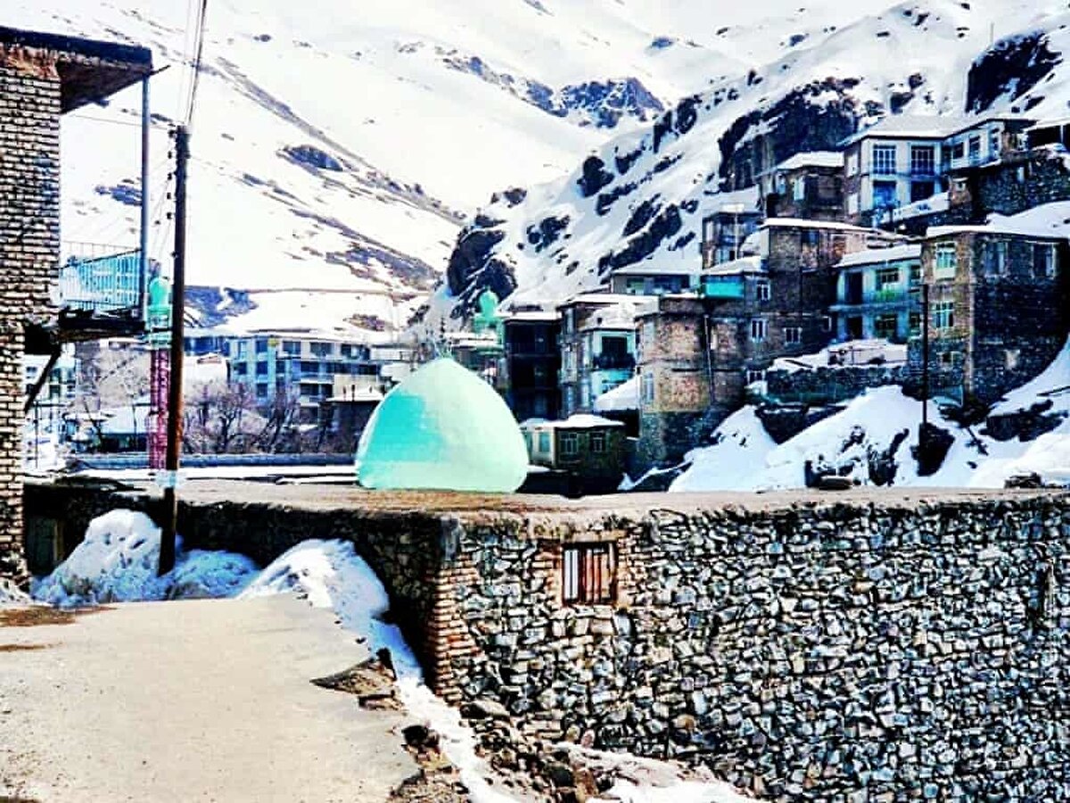 Elburz Dağları yakınlarındaki İmamzade Davud Türbesi.