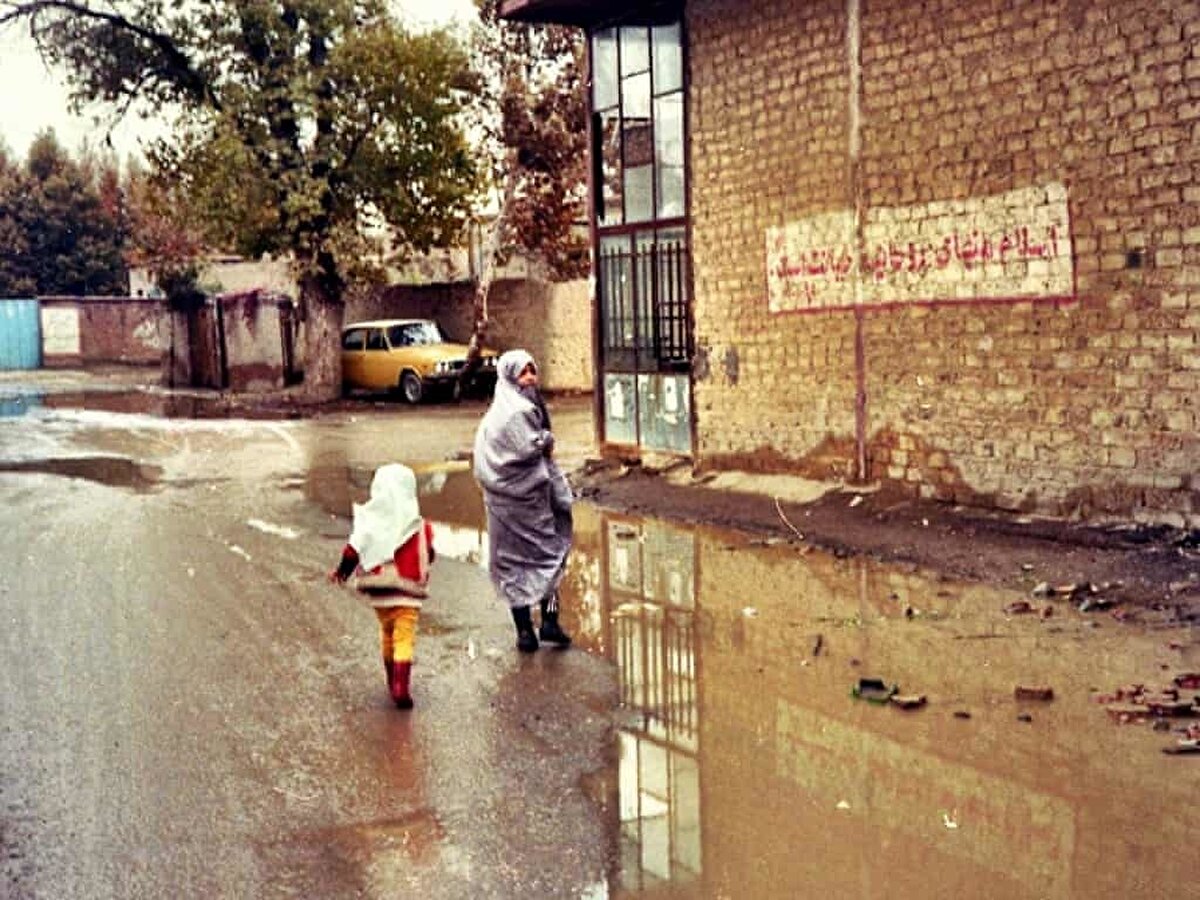 Yaft Abad’da bir sokak. Bir zamanlar binbir çeşit meyvenin yetiştiği devasa bahçelerin bulunduğu Yaft Abad, kentleşmenin kurbanı olmuş. Meyve bahçelerinin artık kalmadığı bölge Tahran’ın bir parçası haline gelmiş.
