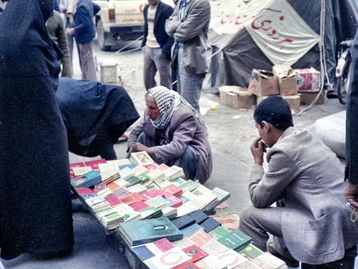 İran’ın en önemli dinî merkezlerinden Kum şehrinde bir kitapçı.