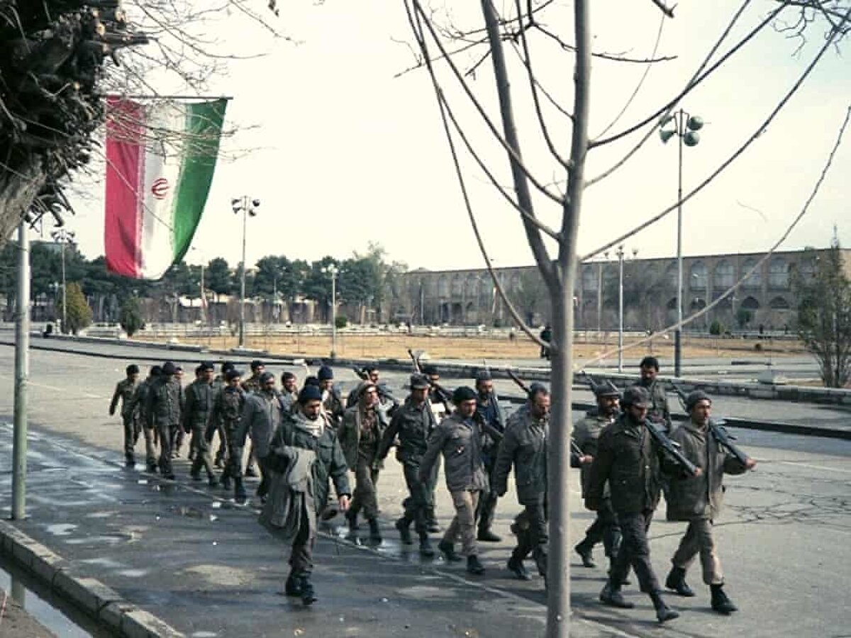 Fotoğrafçı Hugelfink’in İsfahan’da park eden bir arabanın içinden çektiği fotoğrafta askerî düzeni koruyan, savaştan dönen İran askerleri görülüyor. Hugelfink, ilk etapta savaş ve ölüm gibi tüm hazin sahneleri apaçık ortaya koyan bu fotoğrafları çekmesine izin verileceğinden emin olmadan büyük bir tutkuyla bu işe girişmiş.