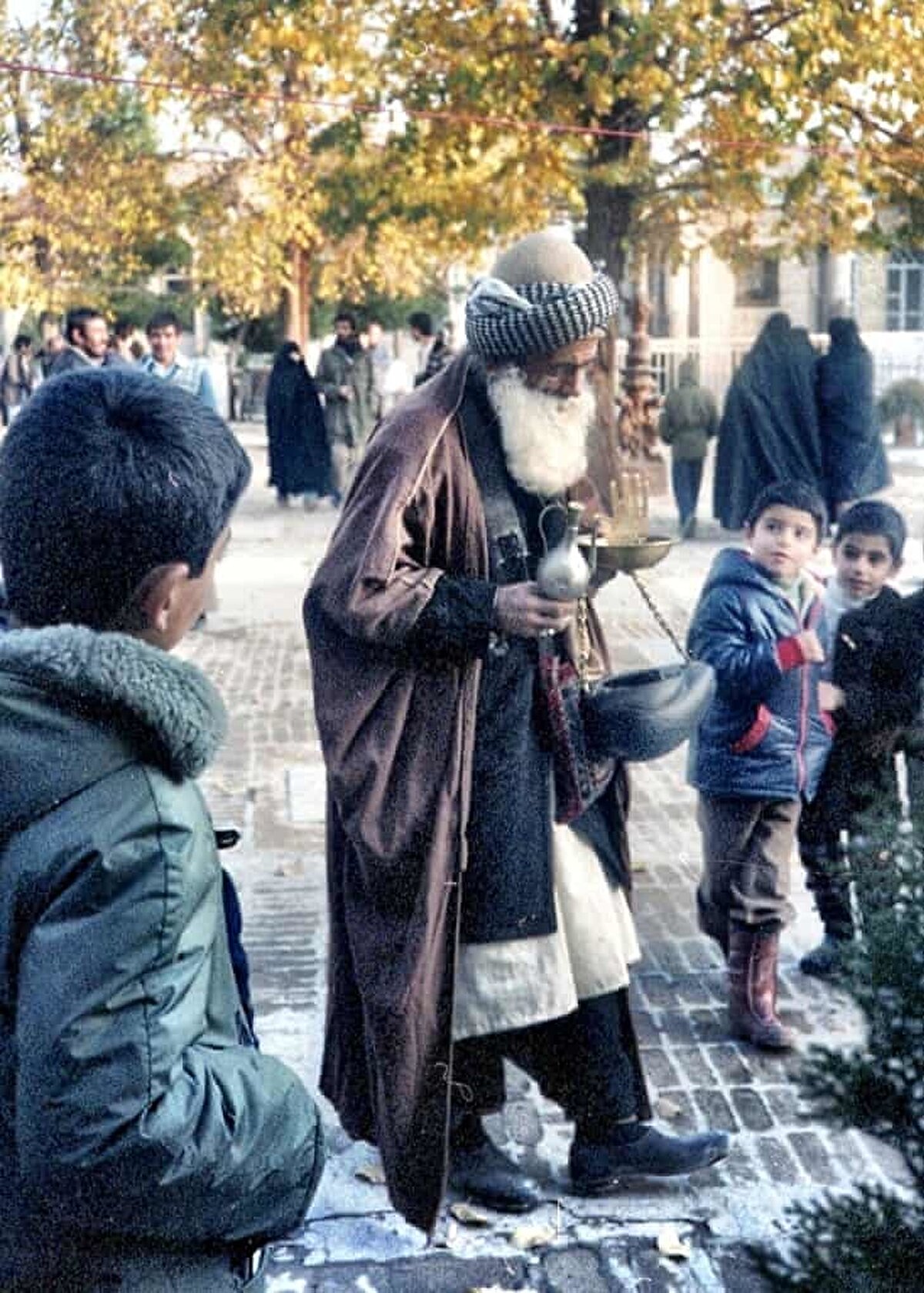 Şah Abdülazîm Türbesi’nin avlusunda bir derviş. Hz. Ali’nin oğlu Hz. Hasan neslinden gelen torunlarından biri, âlim ve zâhid Şah Abdülazîm; İmamzâde Abdülazîm olarak da anılır.