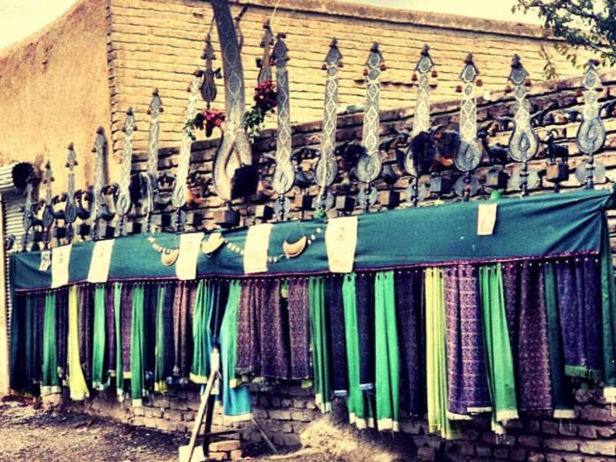 Tahran’ın güney batısındaki Yaft Abad’da sergilenen alemler. Minare, kubbe, sancak direği gibi yüksek nesnelerin tepesinde bulunan, madenden yapılmış ay yıldız veya lale biçimindeki süsleri ifade eden alem, 17. yüzyılda İran’da büyük dinî törenlerde kullanılırmış. Kasım, 1982.