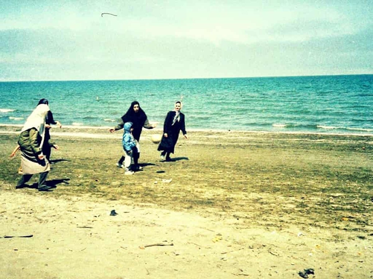 Futbol oynayan İranlı kadınlardan dünyaya mesaj: “Evet, başörtülüyüz, dindarız ve İslâm devriminin yanındayız. Ancak baskı altında değiliz, hayatın tadını çıkarıyoruz, eğleniyoruz ve futbol oynuyoruz!”