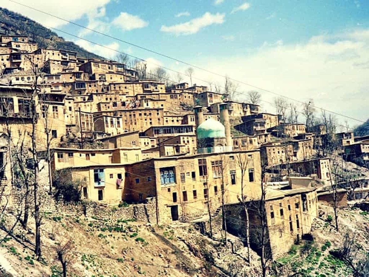 İran'ın Gilan Eyaleti'nde yer alan Masule köyü. Basamaklı sokakları ile dünyaca ünlü köyün en yüksek ve en aşağı noktaları arasında 120 metre fark vardır. Bu tarihi ve turistik köy, bakir doğası ile her yıl binlerce yerli ve yabancı turisti ağırlar.