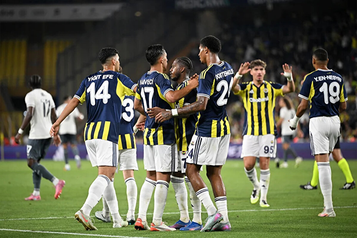UEFA Şampiyonlar Ligi'nde Feyenoord'la oynayacağı maçın hazırlıklarını sürdüren Fenerbahçe'de transfer çalışmaları devam ediyor.<br>