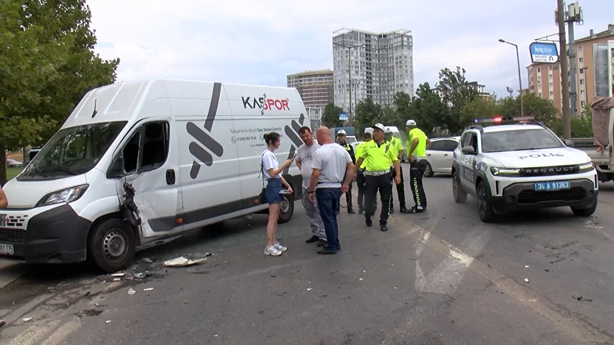 Aynı yönde seyir halinde olan 34 ELF 796 plakalı kamyonet ve 34 ST 5157 plakalı servis minübüsü yardım etmek için duran panelvana çarptı. İhbar üzerine olay yerine polis ekipleri sevk edildi. Kaza nedeniyle polis trafiği tek şeritten kontrollü şekilde sağladı. Kartal Sahiyolu istikametinde trafik yoğunluğu yaşandı. Kazaya karışan sürücülerle polis arasında kısa süreli tartışma yaşandı. Kaza yapan araçların kaldırılmasıyla trafik akışı normale döndü.