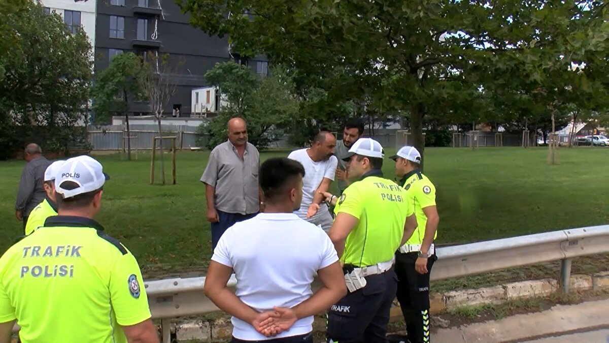 Kazayı gören Okan Yılmaz, Bizim araçlardan bir tanesi sol şeritten gelirken yağmur yağdığı için yerler kayganlaştı.Öndede motorcu düşmüş. Öndeki aracın sürücüsü motorcuya yardım etmeye çalışırken havanın yağmurlu olmasıyla diğer araçlar çarparak zincirleme kaza oldu dedi.