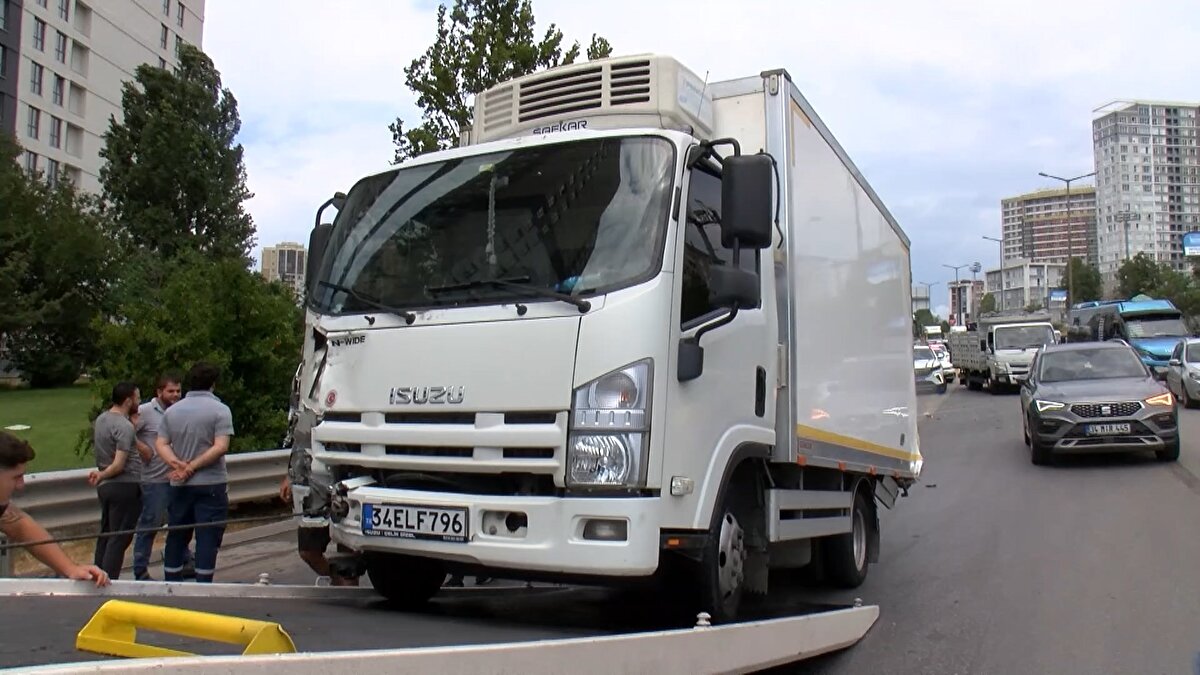 Kaza, saat 1230 sıralarında Kartal Tem Otoyolu Orta Mahalle'de meydana geldi. İddiaya göre, seyir halindeki 34 MGK plakalı motosikletin sürücüsü yağışlı havanın etkisiyle kayganlaşan yolda hakimiyetini kaybetti Motosiklet yolda kayarak devrildi. Kazayı gören 34 MKY 775 plakalı panelvanın sürücüsü motosiklet sürücüsüne yardım etmek için aracını durdurdu.