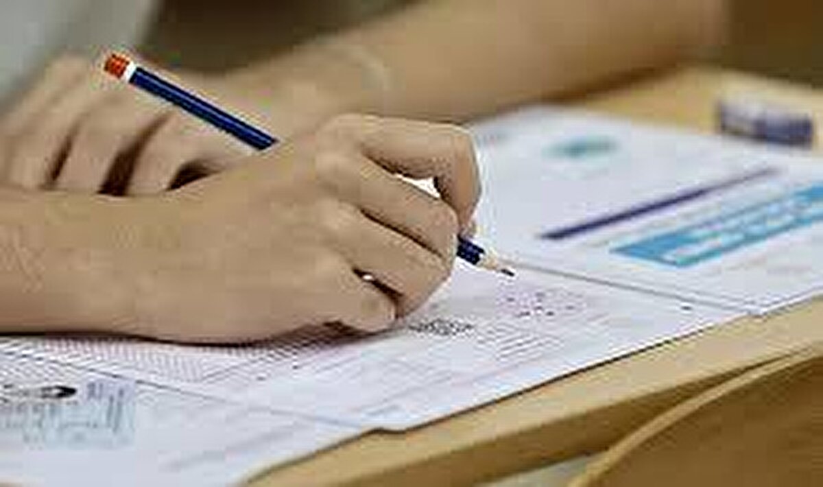 Tercih yaparken sıralama mı puan mı dikkate alınmalı?<br><br>Adayların tercihlerinde puan yerine sıralama baz alması öneriliyor. Tercih edilecek bölümün geçen yılki sıralamaları YÖK Atlas üzerinden kontrol edilmeli. Adaylar en fazla 24 tercih yapabilir. Listenin ilk sıralarına en çok istenen bölümler, sıralama endişesi olmadan yazılmalı.