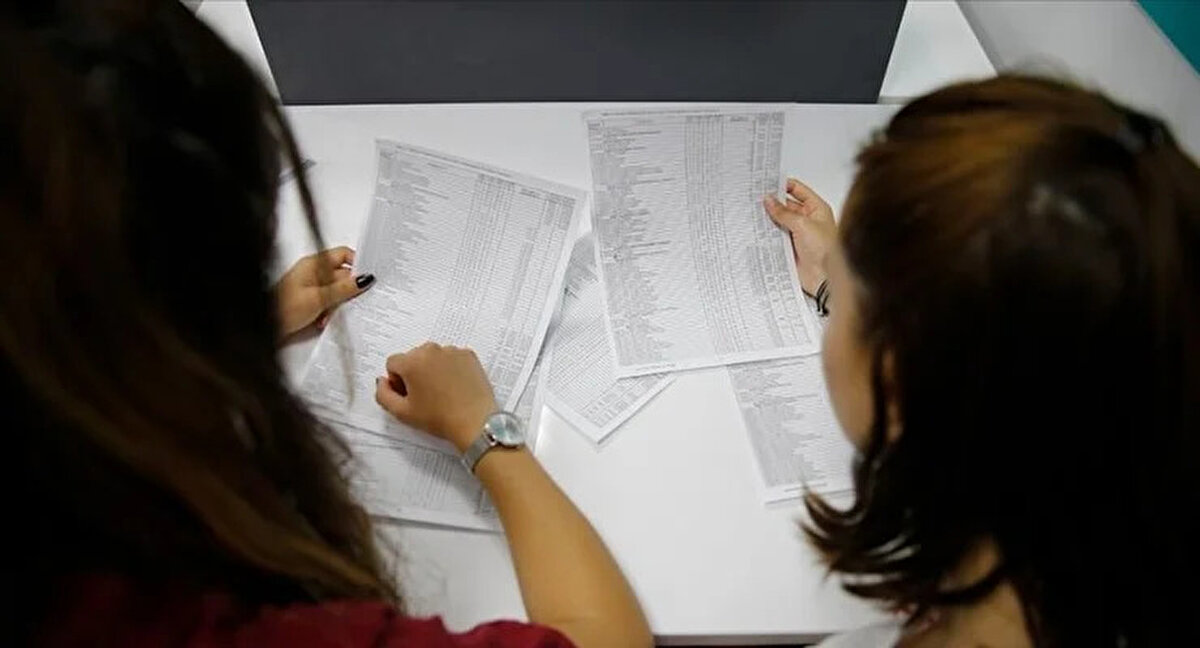 YKS tercihi nasıl yapılır? 2025 tercih kılavuzunda neler var?<br><br>2025 Yükseköğretim Kurumları Sınavı’na (YKS) 2 milyon 560 bin 649 aday başvurdu. Sınavın ardından tercih dönemi de başladı. ÖSYM’nin yayımladığı kılavuza göre adaylar, tercihlerini 1-13 Ağustos tarihleri arasında https://ais.osym.gov.tr adresinden yapabilecek.