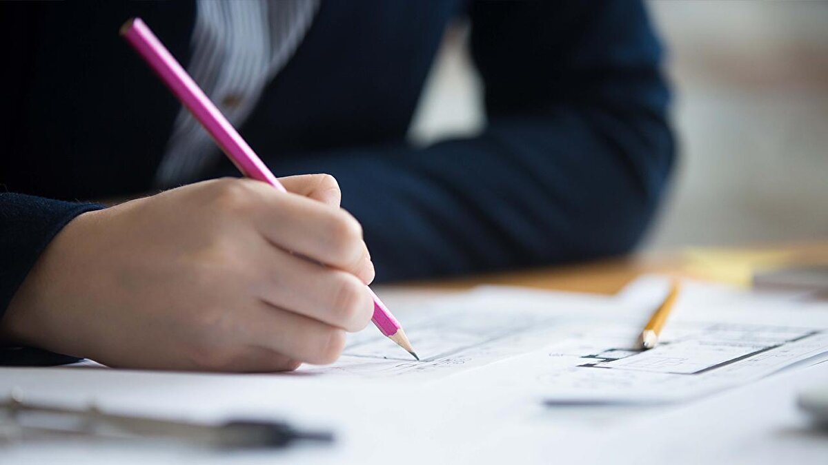 Başarı sıralaması barajı devam ediyor mu?<br><br>2025 yılında da bazı bölümler için başarı sıralaması barajı uygulanacak:<br><br>Tıp: En düşük 50.000<br><br>Diş hekimliği: En düşük 80.000<br><br>Eczacılık: En düşük 100.000<br><br>Hukuk: En düşük 100.000 (Eşit ağırlık)<br><br>Mühendislik ve Öğretmenlik: En düşük 300.000<br><br>Mimarlık: En düşük 250.000