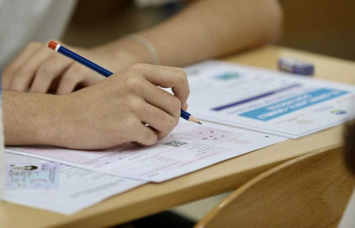 Bu yıl ilk kez açılan bölümler neler?<br><br>2025 YKS tercih kılavuzuna göre bu yıl ilk kez tercih edilebilecek 27 yeni program eklendi. Bunlar arasında özellikle tarım, enerji, çevre ve dijital teknolojilere yönelik alanlar dikkat çekiyor:<br><br>Lisans programları:<br><br>Hassas Tarım ve Tarımsal Robotlar<br><br>Tarım Makineleri ve Teknolojileri Mühendisliği<br><br>Doğa Koruma ve Biyoçeşitlilik Yönetimi<br><br>Ön lisans programları:<br><br>Dijital Tarım Teknolojileri<br><br>Karbon Yönetimi Teknikerliği<br><br>Yenilenebilir Enerji Teknikerliği<br><br>Tıbbi Veri İşleme Teknikerliği<br><br>Ofis Teknolojileri ve Veri Yönetimi<br><br>Hidrolik ve Pnömatik Teknikerliği<br><br>Akıllı Altyapılar Teknikerliği<br><br>Akıllı Sera Teknolojileri ve daha fazlası…