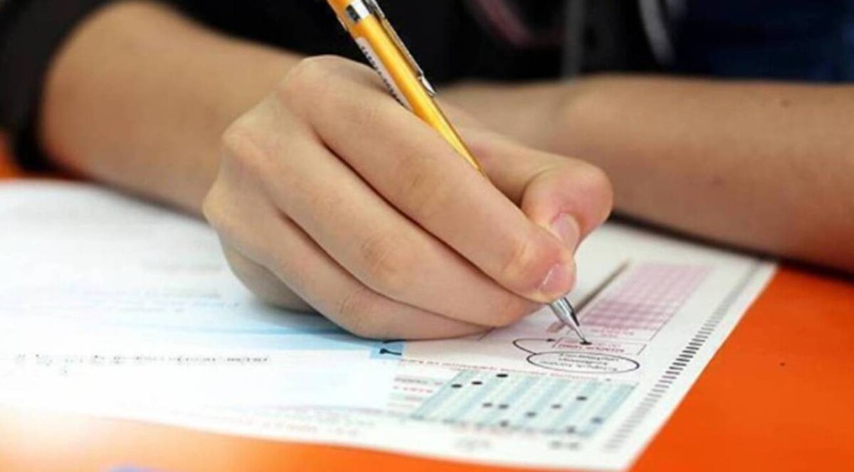 Kaç kontenjan var? Kimler özel kontenjandan yararlanacak?<br><br>Bu yıl üniversitelerde toplam 909 bin 190 kontenjan bulunuyor. Kontenjanlar arasında okul birincisi, şehit-gazi yakını, depremzede, 34 yaş üstü kadın adaylar için özel bölümler ayrıldı.<br><br>Depremzede adaylar: 6 Şubat depremlerinden etkilenen 11 ilde (Adana, Hatay, Kahramanmaraş, Malatya vb.) yaşayan adaylara ek kontenjan sağlandı.<br><br>34 yaş üstü kadınlar: 1 Ocak 2025 itibarıyla 34 yaşını dolduran kadınlara belirlenen devlet üniversitelerinde özel kontenjan açıldı.<br><br>Daha önce lisans mezunu olan adaylar bu haklardan yararlanamayacak.