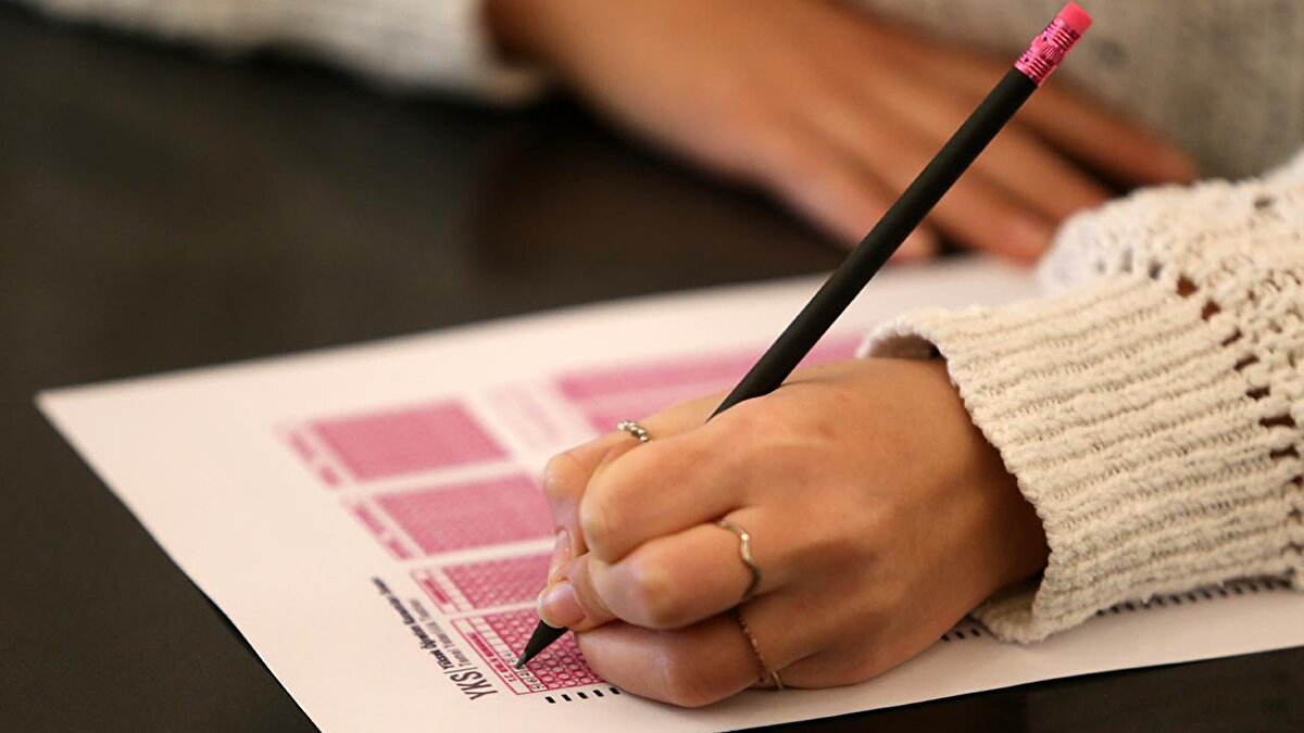 Ek yerleştirme süreci nasıl işleyecek?<br><br>Yerleştirme sonuçlarının ardından boş kalan kontenjanlar ÖSYM’ye bildirilecek ve merkezi ek yerleştirme yapılacak. Ancak merkezi yerleştirme ile bir programa yerleşen adaylar, ek yerleştirmeye başvuramayacak.<br><br>Bu rehber, 2025 YKS tercihlerinde adayların daha bilinçli seçim yapmalarına yardımcı olmak için hazırlanmıştır. Güncel gelişmeler ve duyurular için ÖSYM’nin resmi web sitesini düzenli olarak takip etmekte fayda var.