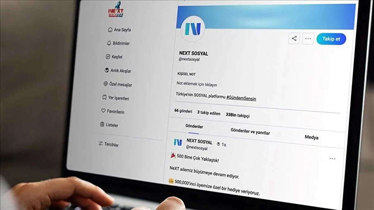 Next Sosyal üyelik nasıl yapılır?<br><br>Next Sosyal’e kayıt olmak oldukça basit:<br><br>Uygulamayı indir: iOS ve Android kullanıcıları için uygulama ücretsiz olarak App Store ve Google Play Store’da yer alıyor. Web üzerinden de erişim mümkün.<br><br>Giriş Yap seçeneğine tıklayın.<br><br>Açılan ekranda Teknofest Sosyal sunucusunu seçin.<br><br>Ardından “T3 SSO ile Devam Et” butonuna tıklayın.<br><br>Gelen yeni ekranda “Kayıt Ol” seçeneğini kullanarak bilgilerinizi doldurun.<br><br>Telefonunuza gelen SMS doğrulama kodunu girerek hesabınızı aktif hâle getirin.