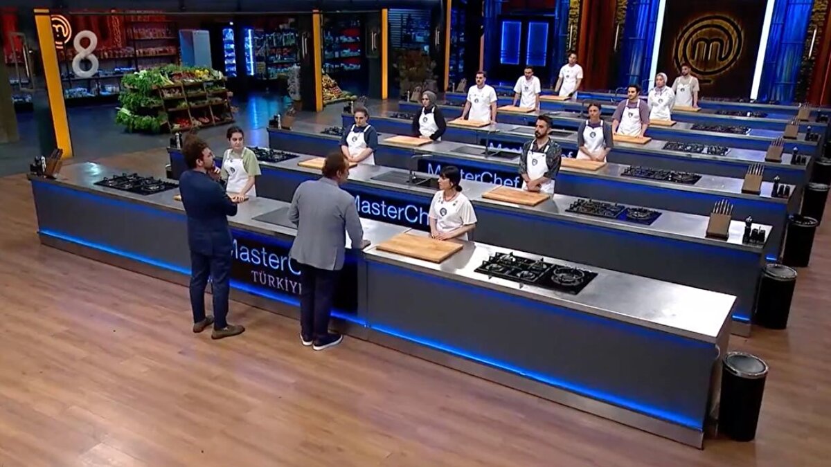 MasterChef 19. yarışmacı kim oldu?<br><br>TV8 ekranlarında izleyiciyle buluşan MasterChef 2025’in 1 Ağustos tarihli bölümünde şefler Mehmet Yalçınkaya, Danilo Zanna ve Somer Sivrioğlu’nun kararıyla 19. yarışmacı ana kadroya katıldı. Zorlu rekabetin ardından jüri üyelerinin titiz değerlendirmesiyle Merve Gezgin, MasterChef 2025 ana kadrosuna giren 19. yarışmacı oldu.