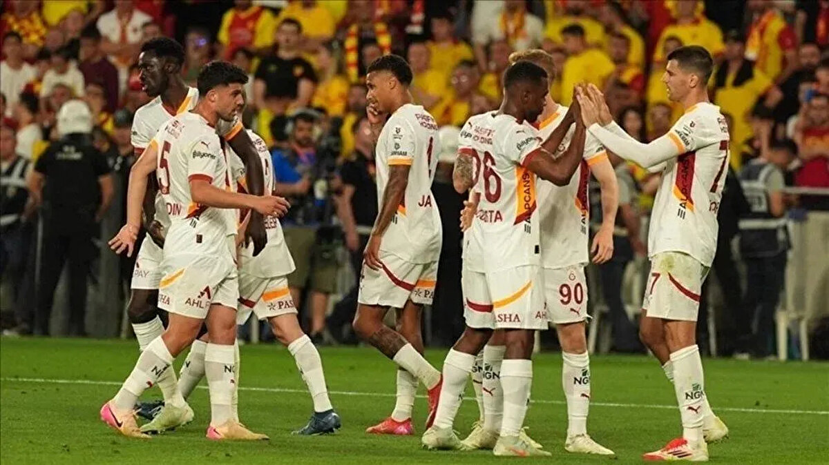 Galatasray'ın muhtemel 11'i nasıl? <br><br>Günay, Jakobs, Davinson Sanchez, Abdülkerim, Torreira, Lemina, Sallai, Sara, Barış Alper, Ahmed Kutucu.<br>