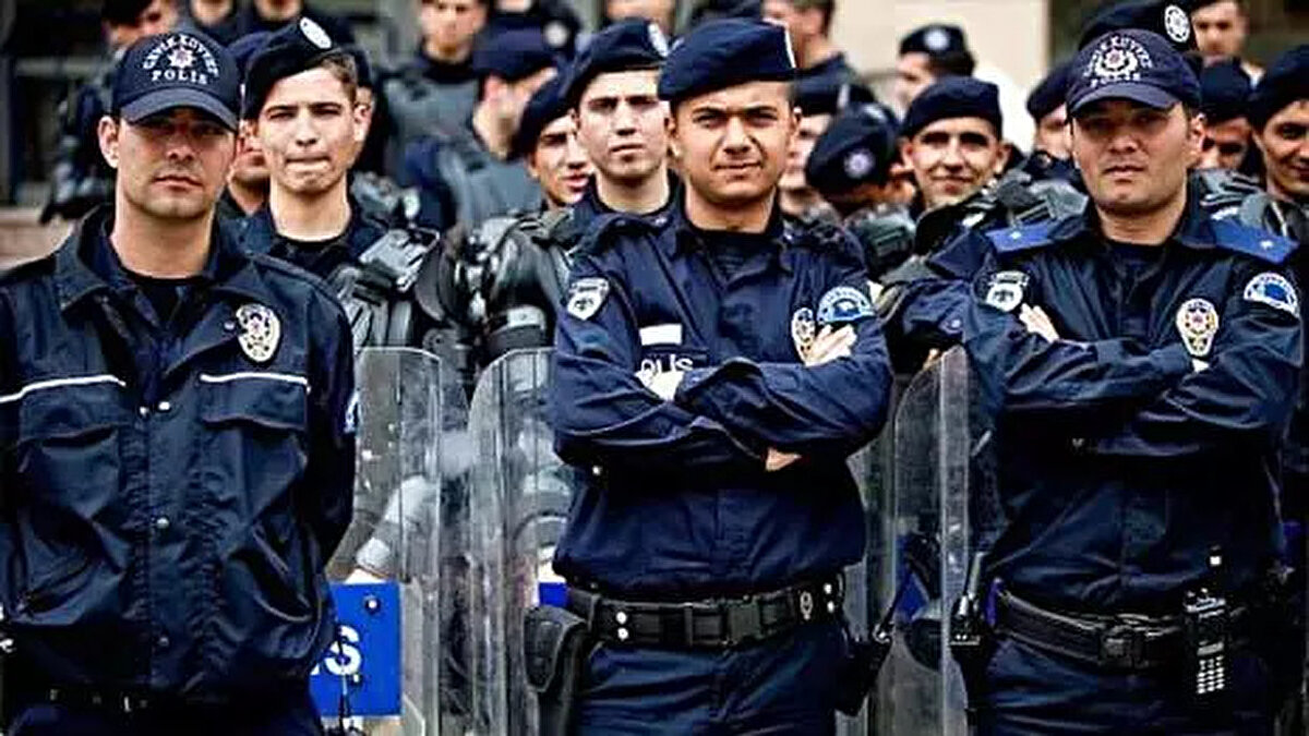 Polis akademisi sınav süreci nasıl olacak?<br><br>Başvuru sonrası adaylar ön sağlık kontrolü, fiziki yeterlilik sınavı ve mülakat sınavı olmak üzere üç aşamalı bir elemeye tabi tutulacak. Bu süreçte başarılı olan adaylar Polis Meslek Yüksekokullarında eğitim görmeye hak kazanacak.<br><br>Eğitim sürecini başarıyla tamamlayan öğrenciler, polis memuru olarak görev yapmaya başlayacak.