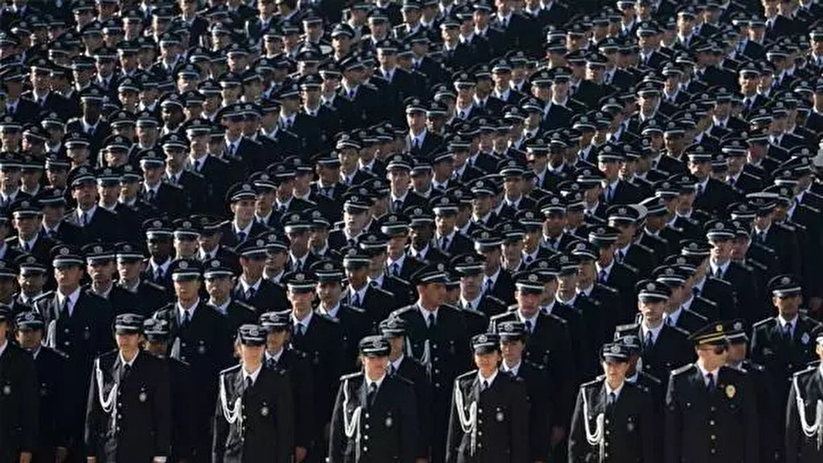 Polis akademisine kimler başvurabilir? (Başvuru şartları 2025)<br><br>Polis akademisi başvuru şartları Resmi Gazete'de yayımlanan ilanla açıklandı. İşte 2025 yılı için geçerli olan güncel koşullar:<br><br>Eğitim şartı: Lise veya dengi okul mezunu olmak.<br><br>TYT puanı: 2025 YKS Temel Yeterlilik Testi’nden en az 250.000 ham puan almış olmak.<br><br>Şehit ve vazife malulü eş ve çocukları için bu baraj puan 200.000 olarak belirlendi.<br><br>Yaş şartı: 1 Ocak 2000 – 1 Ekim 2007 tarihleri arasında doğmuş olmak.<br><br>Boy uzunluğu:<br><br>Erkek adaylar için en az 167 cm,<br><br>Kadın adaylar için en az 162 cm olmak.<br><br>Beden kitle indeksi (BKİ): 18 ile 27 arasında olmalı.<br><br>Adayların tüm bu şartları taşıması gerekiyor. Eksik belge ya da koşulları sağlamayan başvurular değerlendirmeye alınmayacak.