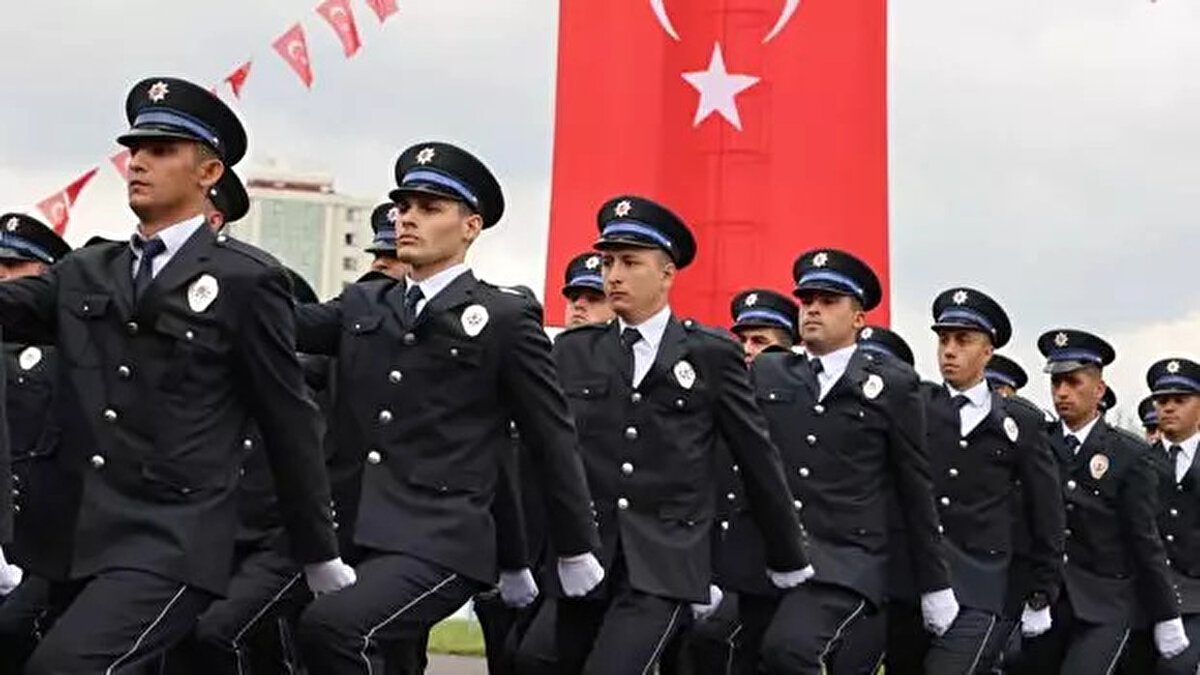 Polis akademisi başvuru süreci 2025, gençlerin polis olma hayallerini gerçekleştirmeleri için büyük bir fırsat sunuyor. Polis akademisine başvurmak isteyen adayların, açıklanan şartlara dikkat etmeleri ve başvurularını belirtilen tarihler arasında eksiksiz şekilde yapmaları gerekiyor. Sürece dair gelişmeler ve sınav takvimi Polis Akademisi resmi sitesi üzerinden duyurulmaya devam edecek.