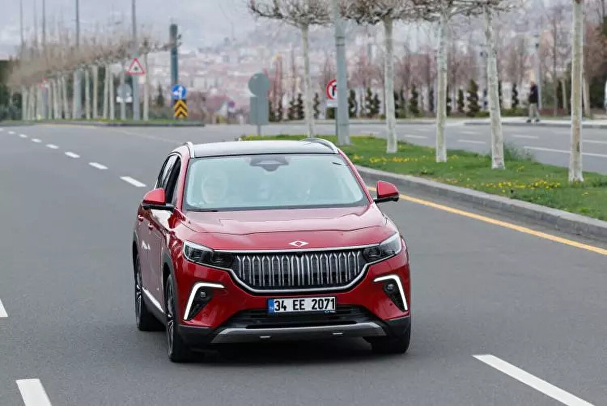 Temmuz ayında yapılan ÖTV düzenlemesinin ardından Türkiye'nin yerli otomobili Togg'un güncel fiyatları kamuoyuyla paylaşıldı. Elektrikli SUV segmentinde önemli bir konuma sahip olan T10X modelinin zamlı fiyat listesi ve Ağustos ayına özel kampanya koşulları netleşti.