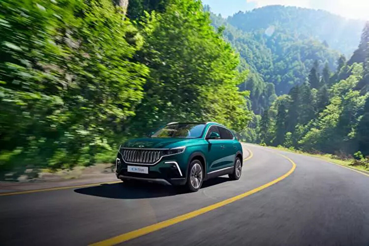 Togg T10X’e ÖTV zammı ve fiyat güncellemesi<br>Geçtiğimiz hafta uygulamaya giren yeni ÖTV dilimi sonrası, Togg’un popüler SUV modeli T10X’in fiyatları yeniden belirlendi. Yapılan zam sadece ÖTV kaynaklı değil; aynı zamanda Togg’un kendi fiyatlandırmasına da %13,8 oranında artış eklendi.<br><br>Bu zamla birlikte Togg T10X modellerinin fiyatları yükseldi. İşte zam öncesi ve sonrası fiyatlar: