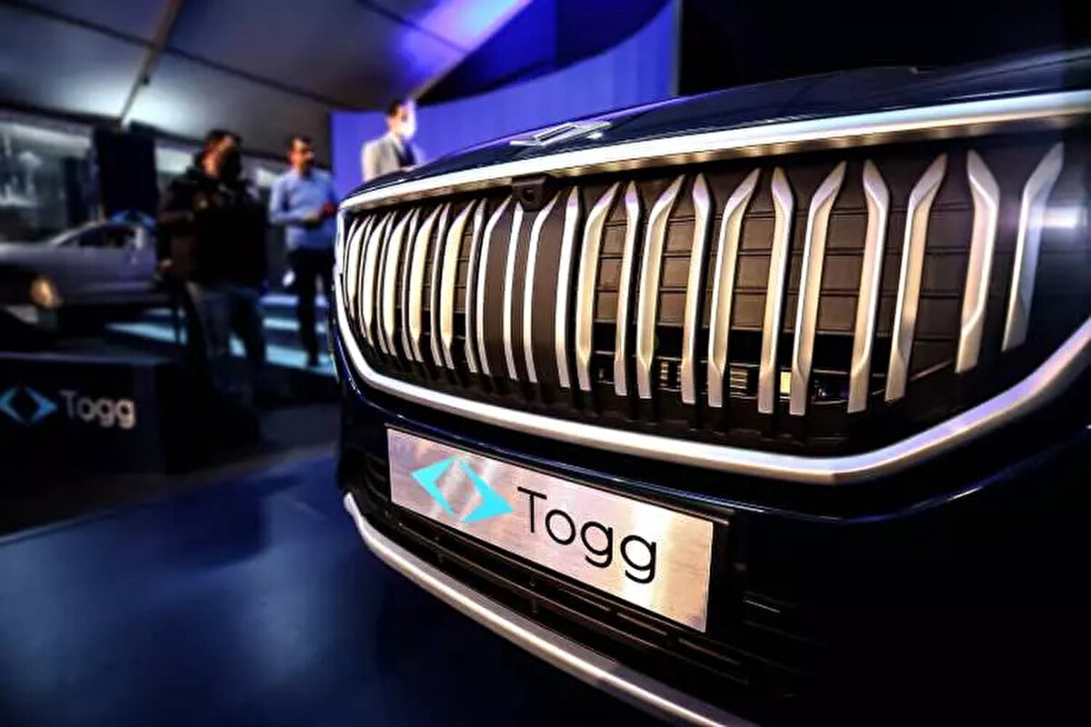 Elektrikli SUV Türkiye pazarında Togg etkisi<br>Türkiye’nin ilk yerli ve milli elektrikli SUV modeli olan Togg T10X, hem fiyat hem de teknoloji açısından pazarda kendine önemli bir yer edinmiş durumda. Yeni fiyat listesi ve kampanyaların, pazarın genel dinamikleri üzerinde nasıl bir etki yaratacağı önümüzdeki dönemde netleşecek.