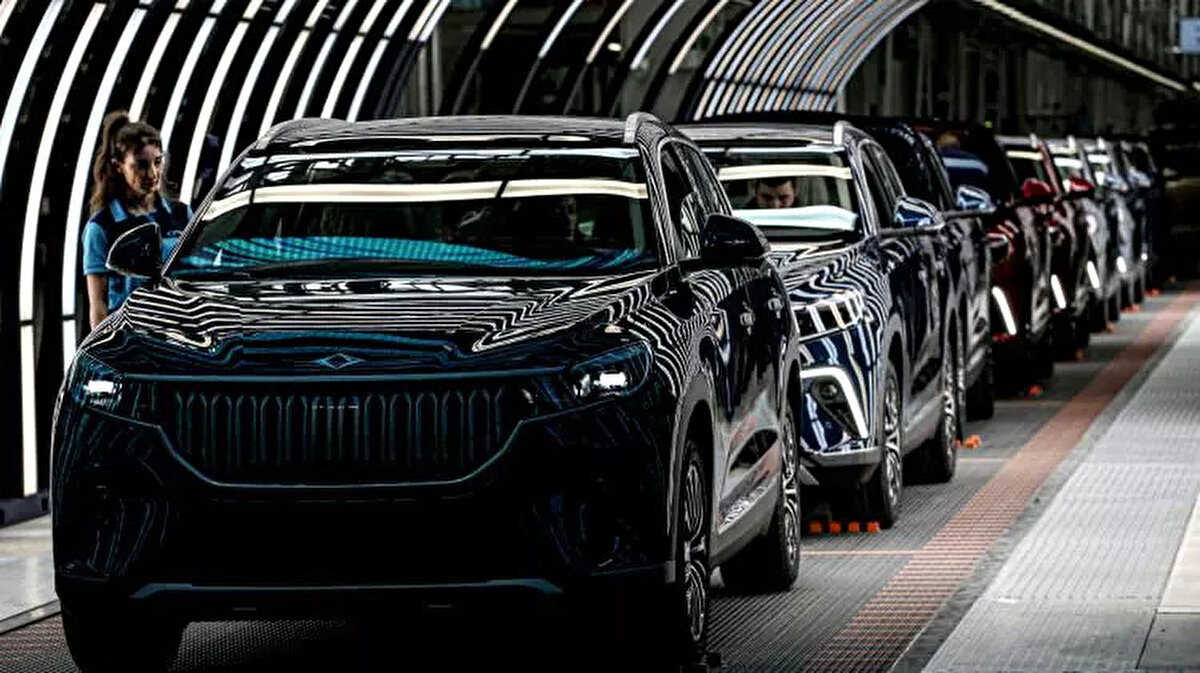 Yerli otomobil fiyatları elektrikli araç pazarını etkiliyor<br>Togg T10X'in yeni fiyatlandırması, Türkiye'deki elektrikli SUV segmentinde dengeleri değiştirebilir. Artan maliyetlere rağmen sunulan uzun vadeli kredi fırsatları ve faizsiz ödeme planları, tüketiciler için farklı alternatifler oluşturuyor.