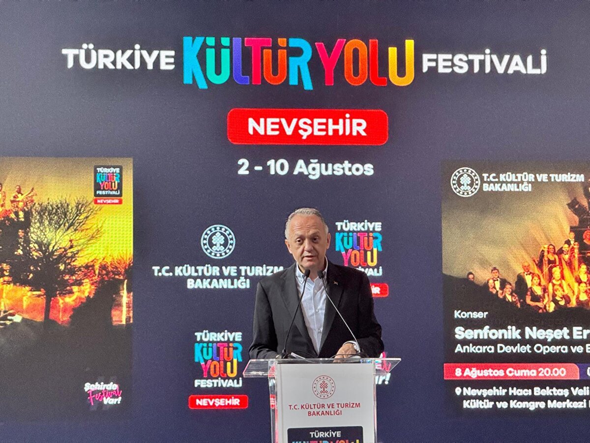 Nevşehir Kültür Yolu Festivali’nin açılışı, Kültür ve Turizm Bakan Yardımcısı Gökhan Yazgı’nın katılımıyla Kapadokya Üniversitesi’nin Ürgüp ilçesindeki yerleşkesinde gerçekleştirilen törenle başladı. Törene Nevşehir Valisi Ali Fidan, Çin Halk Cumhuriyeti’nin Ankara Büyükelçisi Jiang Xuebin, Nevşehir MHP Milletvekili Prof. Dr. Filiz Kılıç, Türkiye Kültür Yolu Festival Direktörü Selim Terzi, il protokolü ve çok sayıda sanatsever katıldı. 