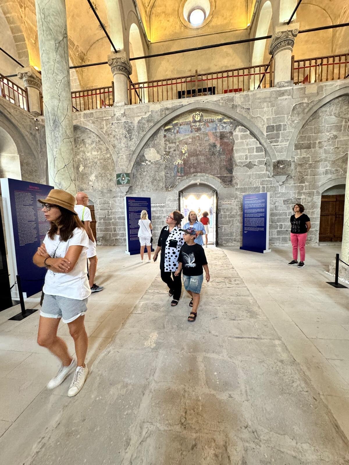 64 milyar dolarlık yıl sonu hedefine adım adım<br><br>Turizmde büyümenin sürdürülebilirliği için çalışmaların devam ettiğini vurgulayan Yazgı, şunları dile getirdi:<br><br>“Bakanlık olarak, tarihi mirasın etkili tanıtımı, güçlü altyapı ve dört mevsime yayılan çeşitlilikle taçlandırdığımız bu büyük başarıyı sürdürülebilir turizm büyümesi için kararlılıkla ilerletiyor; 64 milyar dolarlık yıl sonu hedefimize adım adım yaklaşırken, ülkemizi dünyanın en gözde destinasyonu haline getirmek için durmaksızın çalışıyoruz.”