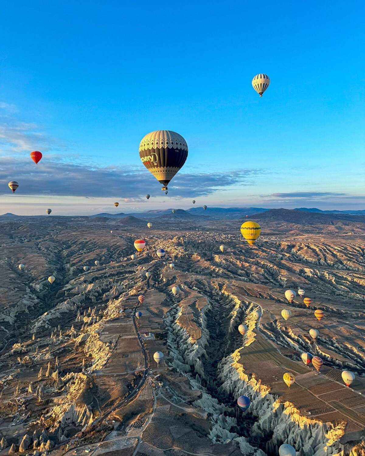 Kapadokya artık bir gastronomi destinasyonu<br><br>Yazgı, Kapadokya’nın sadece tarihi ve doğal güzellikleriyle değil, gastronomisiyle de öne çıktığını belirterek şu ifadeleri kullandı:<br><br>“Kapadokya, benzersiz tarihi ve doğal dokusuyla olduğu kadar, yerel ürünlere ve köklü Anadolu mutfağına dayanan güçlü gastronomisiyle de dikkat çekmektedir. MICHELIN Rehberi’nin yeni seçkisine dahil edilmesiyle birlikte, bu özel bölgemiz gastronomideki iddiasını artık uluslararası arenaya taşımıştır. Kapadokya’nın bundan böyle yalnızca bir tarih ve doğa harikası değil, aynı zamanda seçkin bir gastronomi destinasyonu olarak anılacak olması bizler için büyük bir gurur ve mutluluk kaynağıdır.”