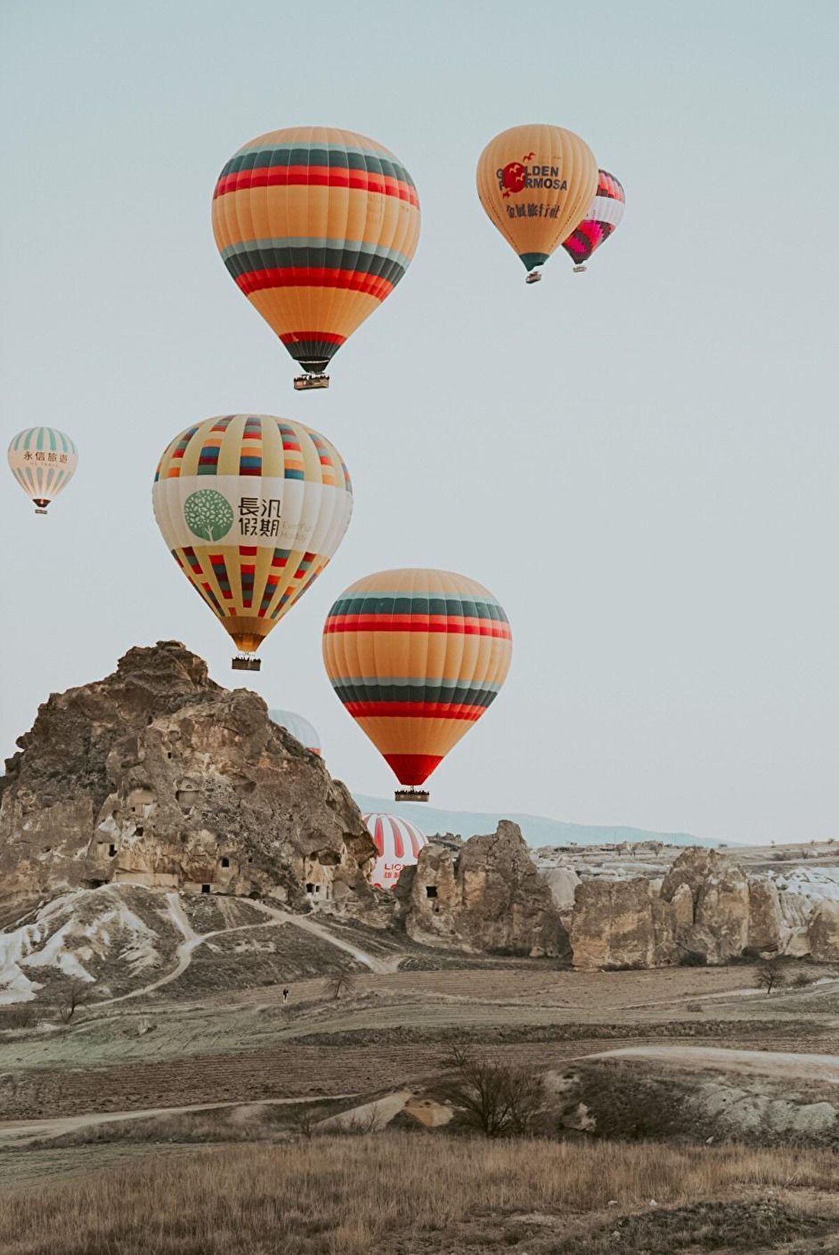 Kültür ve Turizm Bakan Yardımcısı Gökhan Yazgı törende yaptığı konuşmada, Kültür Yolu Festivalleri’nin marka şehir vizyonuyla hayata geçirilen ve şehirlerin kültürel, sanatsal ve tarihi zenginliklerini görünür kılmayı amaçlayan bir organizasyon olduğunu ifade etti. Açılışta konuşan Kültür ve Turizm Bakan Yardımcısı Gökhan Yazgı: “Nevşehir’i özel kılan pek çok unsur arasında, Kapadokya’da gün doğumunda peribacaları ve vadiler üzerinde süzülen rengârenk balonlarla eşsiz doğa harikalarını kuşbakışı izleme fırsatı sunan büyüleyici balon yolculuğu deneyimi önemli bir yere sahiptir. Sıcak hava balonculuğunda lider olan bölgemiz, Mısır, Fas, Meksika, Tanzanya ve Serengeti gibi popüler destinasyonların toplamından daha fazla uçuşla bu alandaki tartışmasız üstünlüğünü ortaya koymaktadır.” dedi.