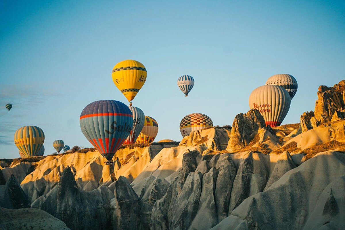 Türkiye, turizmde rekor kırıyor<br><br>Bakan Yardımcısı Yazgı, Türkiye’nin turizmde elde ettiği başarılara da değindi:<br><br>“Krizlere rağmen yapılan stratejik yatırımlar ve çeşitlendirilmiş pazar politikaları sayesinde turizmde hem ziyaretçi sayısını hem de gelirleri rekor seviyelere taşıyarak ülkemizin küresel cazibesini güçlendirdik. Bilindiği üzere, Birleşmiş Milletler Dünya Turizm Örgütü verilerine göre Türkiye, 2024 yılında 56,7 milyon yabancı ziyaretçiyle dünya turizminde 4. sıraya yükselmiştir. 2025’in ilk 6 ayında 26 milyonu aşkın ziyaretçi ve 25,8 milyar dolarlık turizm geliriyle, Cumhuriyet tarihimizin en yüksek yarıyıl performansına ulaşarak sektörümüzde yeni bir rekor kırdık.”