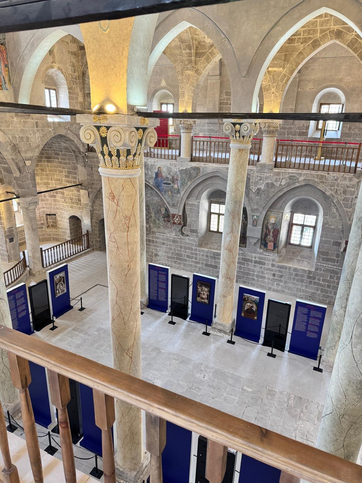 Kültür Yolu Festivalleri toplumsal kaynaşmayı güçlendiriyor<br><br>Son olarak festivalin kültürel boyutuna değinen Yazgı şunları kaydetti:<br><br>“Kültür yolu festivallerimizin yanı sıra, Yaşayan Miras Festivalleri ve Bir Anadolu Şenliği gibi kapsamlı etkinliklerle, kültür ve sanatı Türkiye’nin dört bir yanına yaymayı, Anadolu’nun zengin mirasını yaşatmayı ve görünür kılmayı amaçlıyoruz. Bu sayede hem toplumsal kaynaşmayı güçlendiriyor hem de kültürel çeşitliliği koruyarak sürdürülebilir kalkınma ve yeni bir huzur döneminin kapılarını aralıyoruz.”