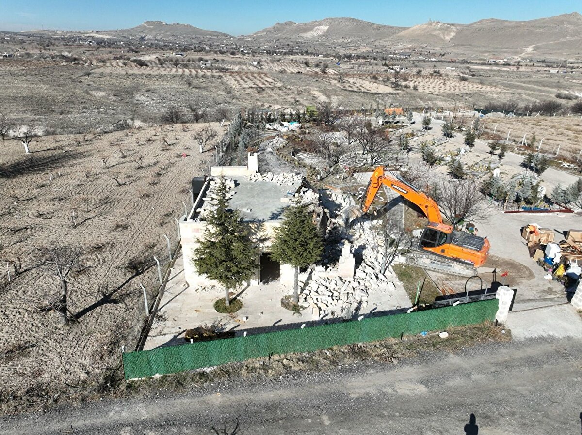 Hazırlanan eylem planı; tur güzergâhlarının yeniden düzenlenmesi, çevreye duyarlı ulaşım araçlarının kullanımının teşvik edilmesi, kontrollü ziyaretçi akışı sağlanması ve doğal peyzajın korunmasına yönelik yeni uygulamaları içeriyor. Ayrıca, tarihi alanların kullanımında rehberlik hizmetleri ve bilgilendirme sistemleri güçlendirilerek, ziyaretçilerin bölgenin hassas yapısına zarar vermeden deneyim yaşamaları hedefleniyor.