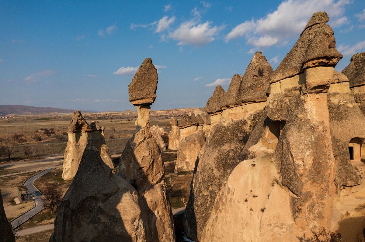 1000’den Fazla Kaçak Bina Yıkıldı<br><br>Aslanbay, bölgedeki yoğun bir kaçak yapılaşma olduğunu, 2019 yılından bu yana 1000’den fazla kaçak binanın kaldırıldığını belirterek, “Tüm bölge halkının Kapadokya’nın ne kadar değerli olduğunu anlattığımız eğitimlerimiz devam ediyor. Bu bilinçlendirme çalışmaları sonucunda vatandaşlarımız kaçak binaları kendiliğinden kaldırıyor. Artık eskisi gibi herkes istediği yere istediğini yapamıyor. Alan Başkanlığı, devletin iradesini, Kapadokya’yı koruma ve geliştirmenin bir devlet politikası olduğunu gösterdi. 1000 tane binayı yıkmasaydık, 3000 tane daha kaçak bina eklenirdi. Bu çalışmalarla birlikte bir farkındalık oluştu” diye konuştu.