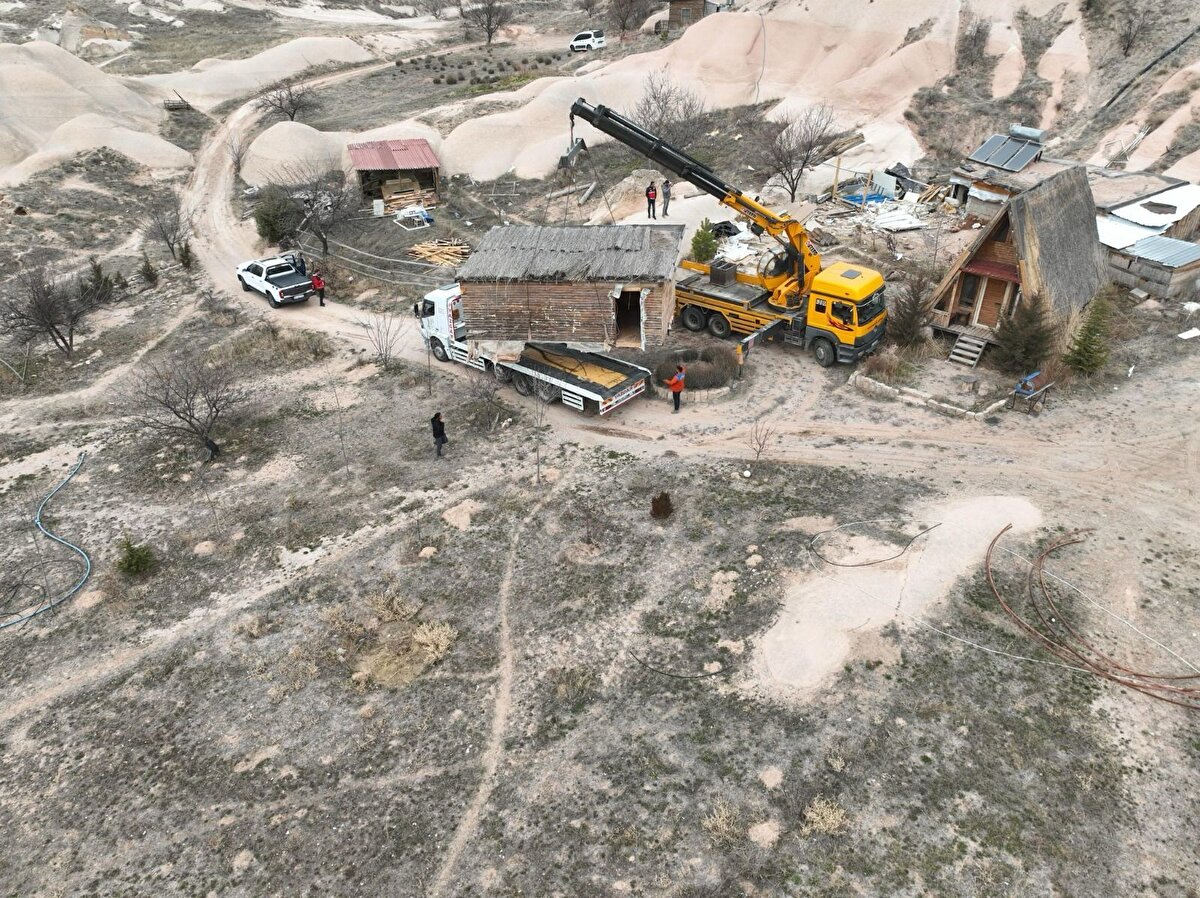 Kültür ve Turizm Bakanı Mehmet Nuri Ersoy da, Kapadokya’nın hem Türkiye hem de dünya için taşıdığı önemi her fırsatta vurgulayarak, bölgenin tarihi ve doğal dokusunun korunmasına büyük önem verdiklerini ifade ediyor. Bakan Ersoy, alınan bu tedbirlerin Kapadokya’nın gelecek nesillere bozulmadan aktarılması için kritik olduğunu belirtiyor.