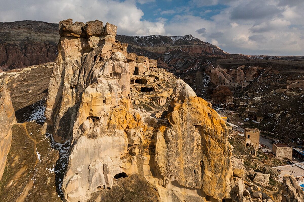 Bölgedeki turizm planlamasıyla ilgili turizm master planı ve alt ölçekli planların hazırlandığına dikkat çeken Aslanbay, “Kapadokya bölgesinin büyük bölümü doğal, arkeolojik, tarihi ve kentsel SİT alanı. Alt ölçekli alan planlarıyla birlikte bundan sonra hangi bölgelerde ruhsat verilecek, hangilerinde verilmeyecek belli olacak, çerçeveler net çizilecek” diye konuştu.