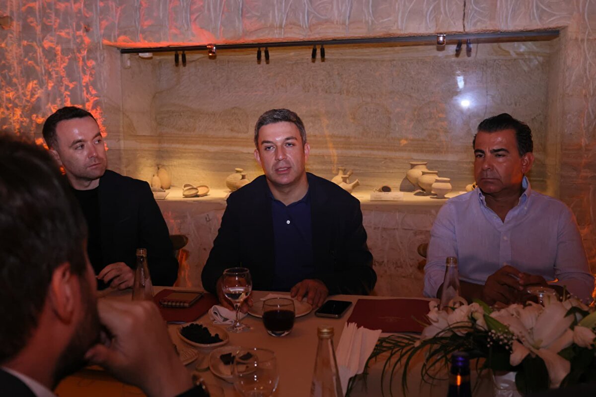 İçinde tarihi güvercinlikler ve Vasıl Deresi’nin bulunduğu, Kapadokya’nın en çok ziyaret edilen vadilerinden biri olan Güvercinlik Vadisi’nin 4 kilometrelik parkurunun turistler tarafından yoğun ilgi gördüğünü belirten Aslanbay, “Vadi, gün doğumu ve gün batımının en güzel izlendiği alanlardan biri. Şimdi de bu eşsiz güzelliği gece müzeciliği kapsamında 340 adet açılı özel LED projektör ile aydınlattık. Kapadokya’nın dokusuna uygun olarak seçilen renklerle bölgenin mistik ve ihtişamlı görünümünü geceleri de ortaya çıkarıyoruz. Böylelikle vadide bambaşka bir gece deneyimi yaşatmaya başladık” diye konuştu.