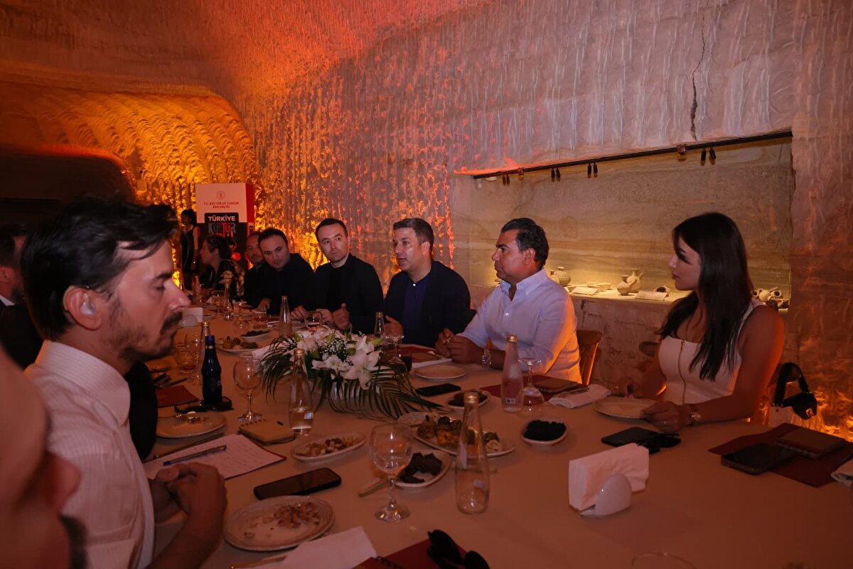 Güvercinlik Vadisi’nde Gece Aydınlatma ve Gece Müzeciliği Hazırlıkları Son Hızıyla Sürüyor <br><br>Kapadokya Alan Başkanı Cem Aslanbay, bölgedeki doğal ve kültürel varlıkların korunması için yürütülen çalışmaların yanı sıra turizm hareketliliğini artıracak projelere de önem verdiklerini vurguladı. Aslanbay, “Bu anlamda bizi en heyecanlandıran projelerden biri de Güvercinlik Vadisi’ndeki gece aydınlatma çalışmaları oldu” dedi.