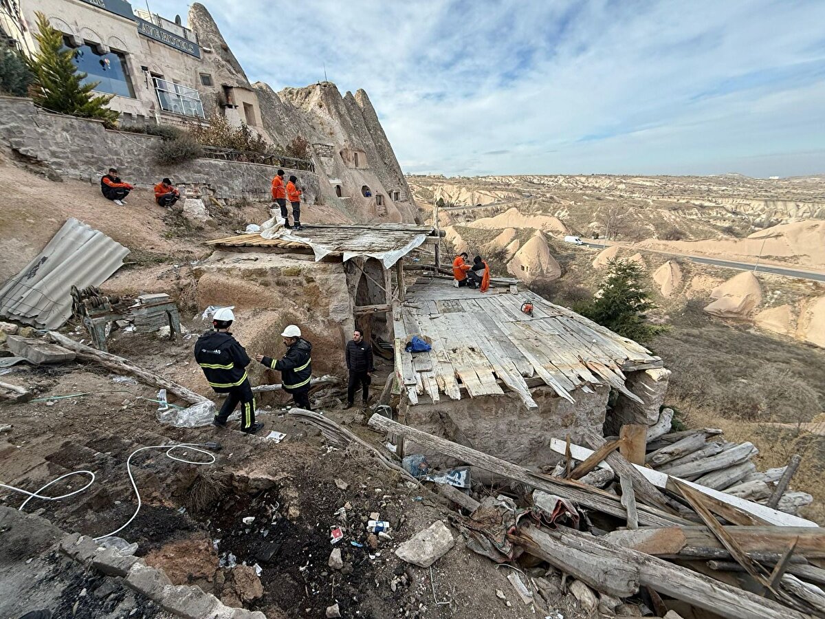 Turizmde Yükselen İvme<br><br>Kapadokya Alan Başkanı Cem Aslanbay, bölgenin tarihi ve doğal değerlerini korumanın yanı sıra, turizm alanında kalkınmasının da öncelikli hedefleri arasında olduğunu vurguladı. Aslanbay, Kültür ve Turizm Bakanlığı ile Türkiye Turizm Tanıtım ve Geliştirme Ajansı’nın (TGA) çalışmaları sayesinde Kapadokya’nın 2024 yılında turizmde önemli bir ivme yakaladığını belirtti.<br>Aslanbay, “2024 yılında sadece müze ve ören yerlerine 4 milyon 374 bin 19 ziyaretçi giriş yaptı. Günübirlik ziyaretler hariç tutulduğunda, 1 milyon 435 bin 168 misafirimiz bölgemizdeki 856 tesiste konakladı. Bu rakam, bir önceki yıla kıyasla %12,27’lik bir artışı temsil ediyor” dedi.<br>2025 yılı ilk beş ayına ilişkin verileri de paylaşan Aslanbay, “Bu yılın ilk beş ayında 690 bin 106 kişi tesislere giriş yaptı, toplamda 1 milyon 349 bin 764 geceleme sayısına ulaşıldı. Bu da geçen yılın aynı dönemine göre %32’lik bir artış anlamına geliyor” ifadelerini kullandı.<br>Kapadokya’ya gelen turistlerin büyük çoğunluğunu yabancı ziyaretçilerin oluşturduğunu söyleyen Aslanbay, “2024 yılında bölgemizde konaklayan turistlerin %60’tan fazlası yabancı misafirlerdi. En çok konaklayanlar sırasıyla İspanya, Çin, Güney Kore, ABD, İtalya, Tayvan, Endonezya, Hindistan, Japonya ve Rusya’dan geldi. 2025’in ilk beş ayında ise sıralama Güney Kore, Çin, ABD, İspanya, İtalya, Japonya, Endonezya, Rusya, Tayvan ve Hindistan şeklinde gerçekleşti. Bu veriler Kapadokya’nın uluslararası alanda her yıl daha fazla ilgi gördüğünü ortaya koyuyor” diye konuştu.